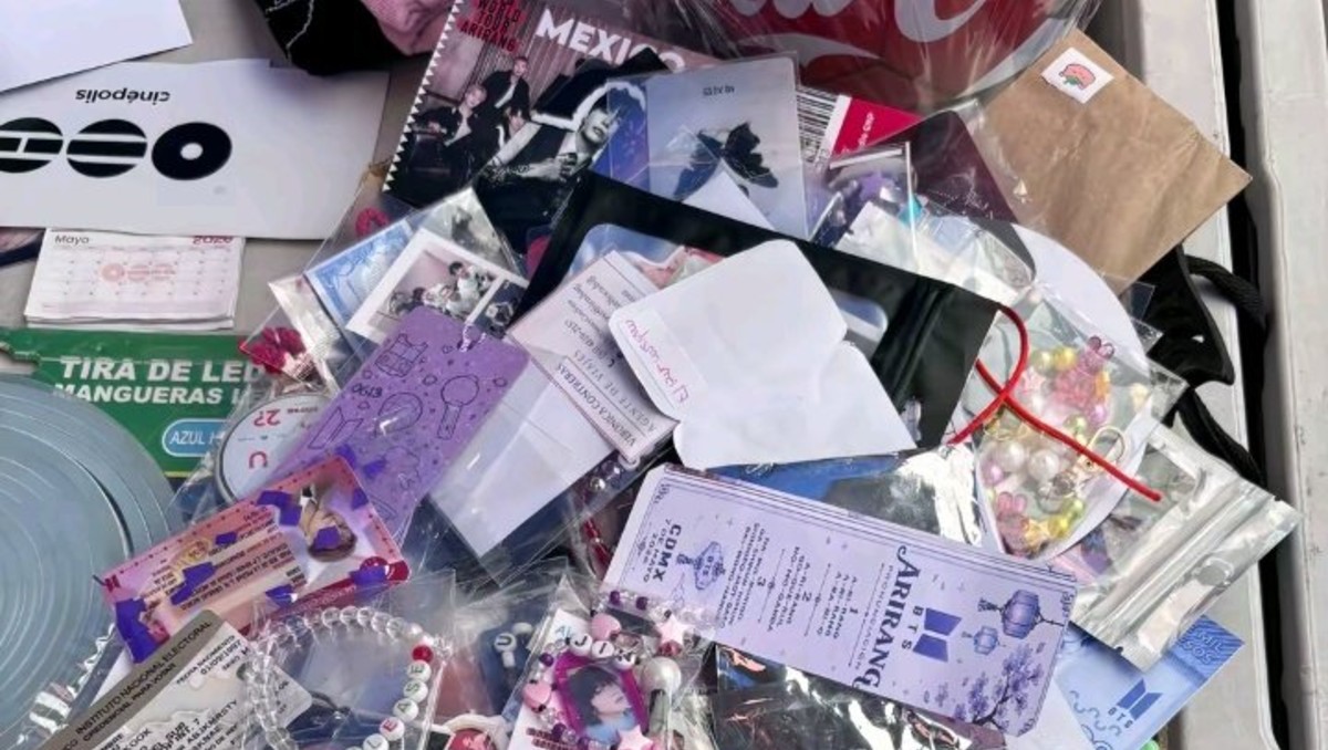 Fans de BTS descubren venta de 'freebies' en un tianguis de México. | Redes sociales