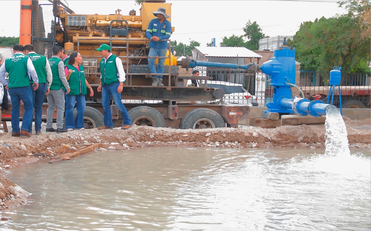 Funcionarios estatales y municipales acompañaron al Gobernador a supervisar obras de pozo número 15 en Torreón | Manuel Guadarrama