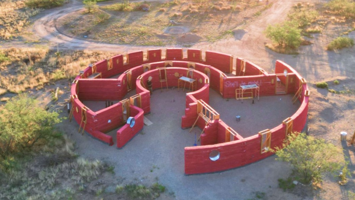 El hogar fue construido con la técnica recuperada de 'Lavacrete' | Foto: Tiny Shiny House