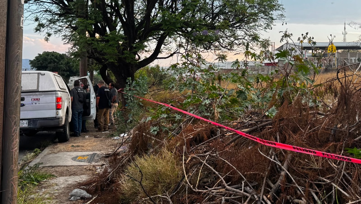 Entre la maleza, fue localizado el cuerpo de un hombre, este martes en Tlaquepaque (Foto: Usi Toledo)
