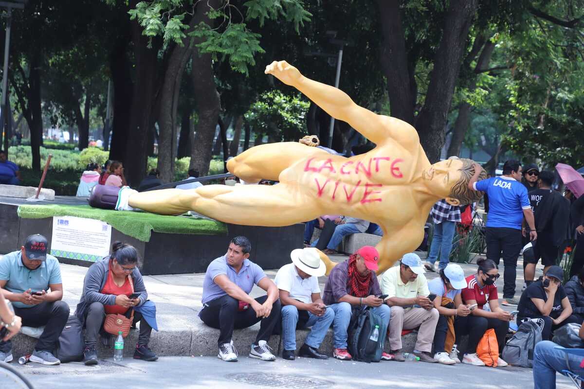 Muñecos mundialistas de Paseo de la Reforma derribados por la CNTE. | Foto: Javier Ríos