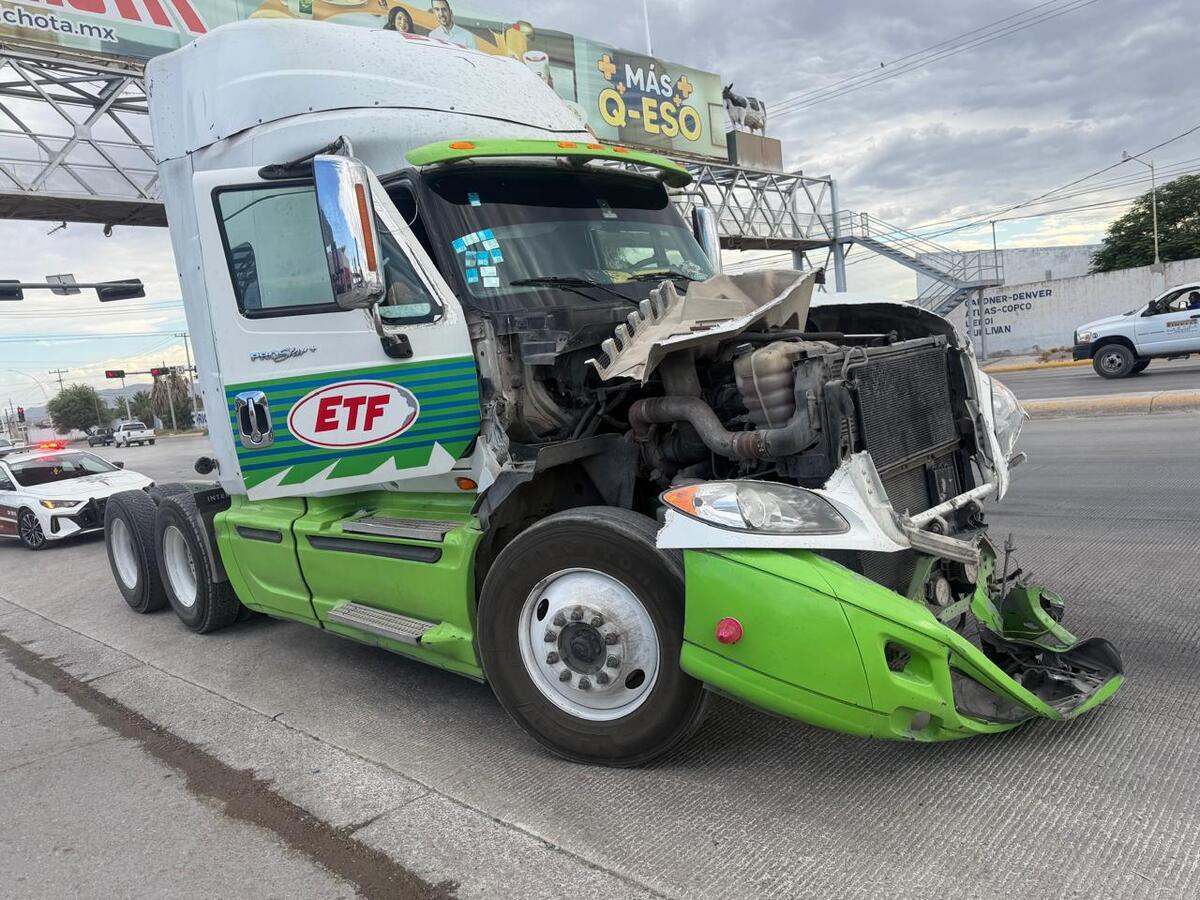 Peritos de la dependencia vial retiraron los vehículos involucrados que provocaron tráfico lento. | Especial