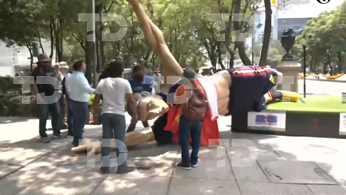 Durante protesta de la CNTE, manifestantes tumbaron estatuas mundialistas en Paseo de la Reforma | Foto: Telediario