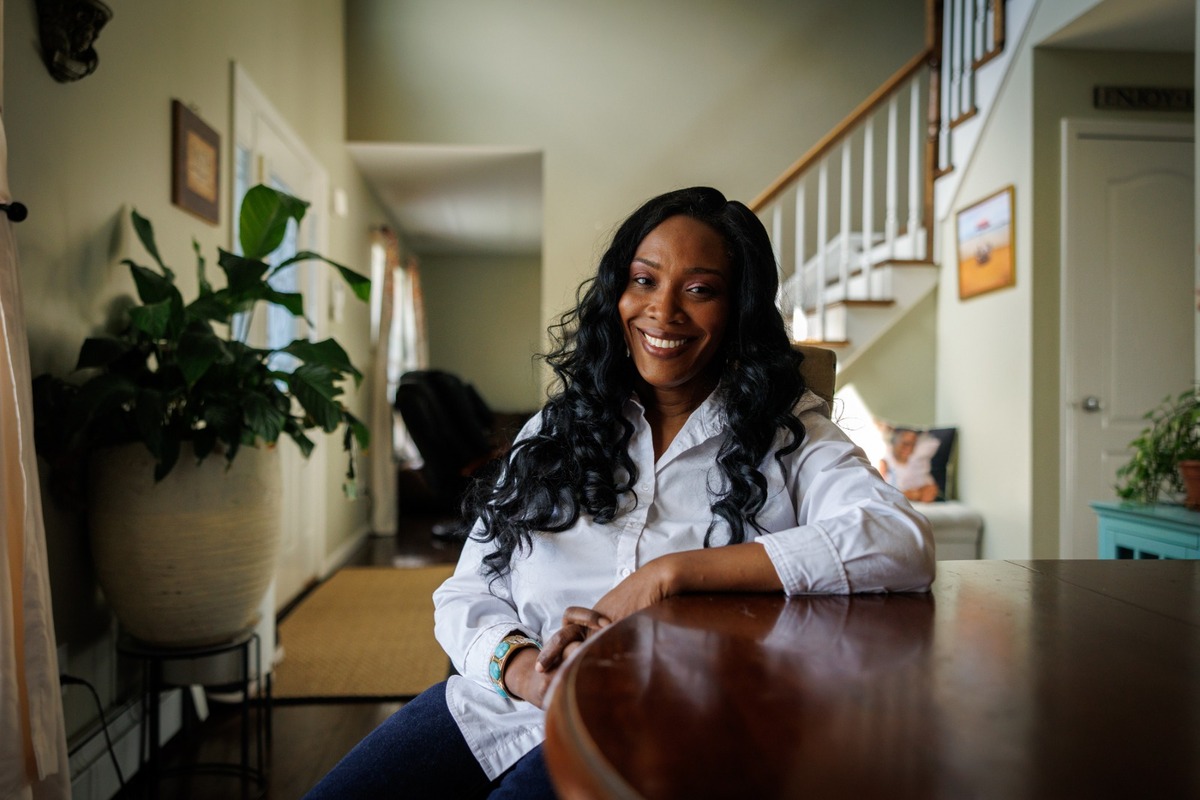 Sandy Smith, quien aceptó ser tacaña porque no tenía otra opción, en su casa de Farmingdale, Nueva York. | Foto: Benjamin Norman/The New York Times