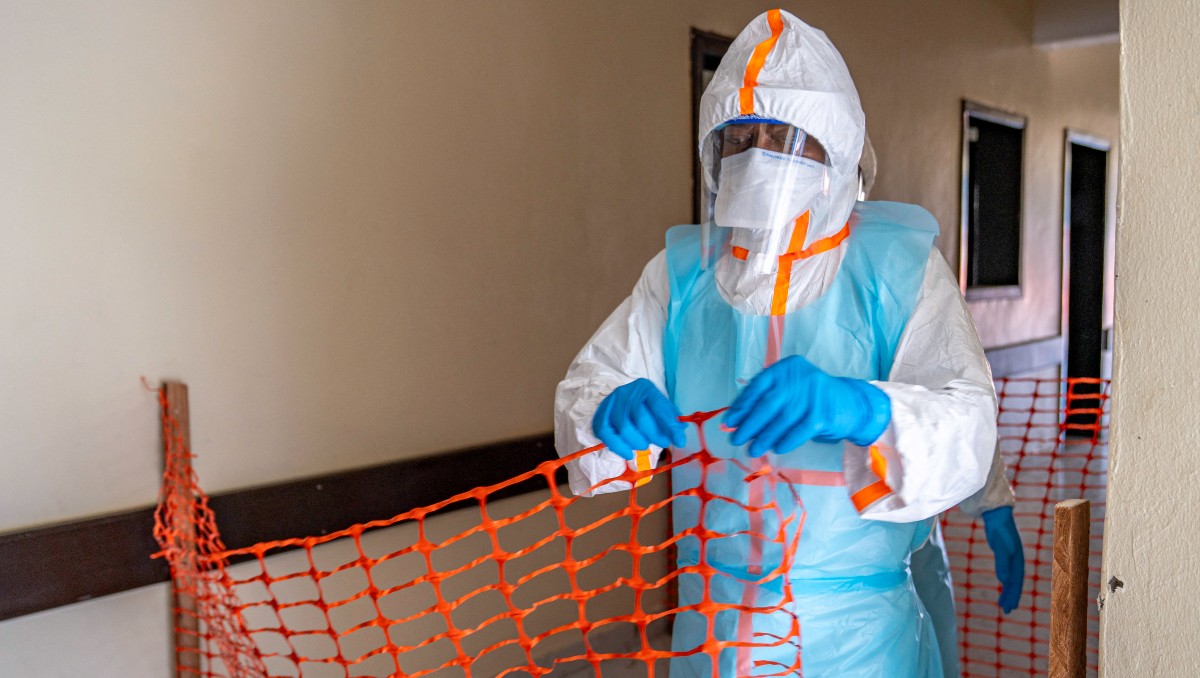 Trabajador sanitario se encuentra en un nuevo centro de tratamiento del ébola. | AFP