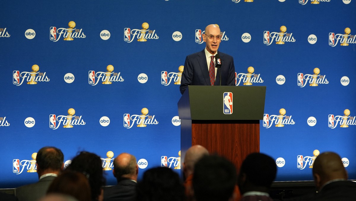 Adam SIlver confirma que la NBA continuará con el calendario previsto en Europa (Reuters)