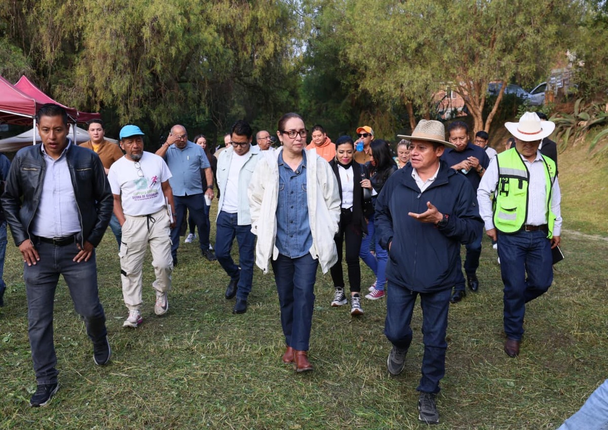 Azucena Cisneros recorre barranca del Ehécatl, convertida en oasis de flora y fauna. | Foto: Especial
