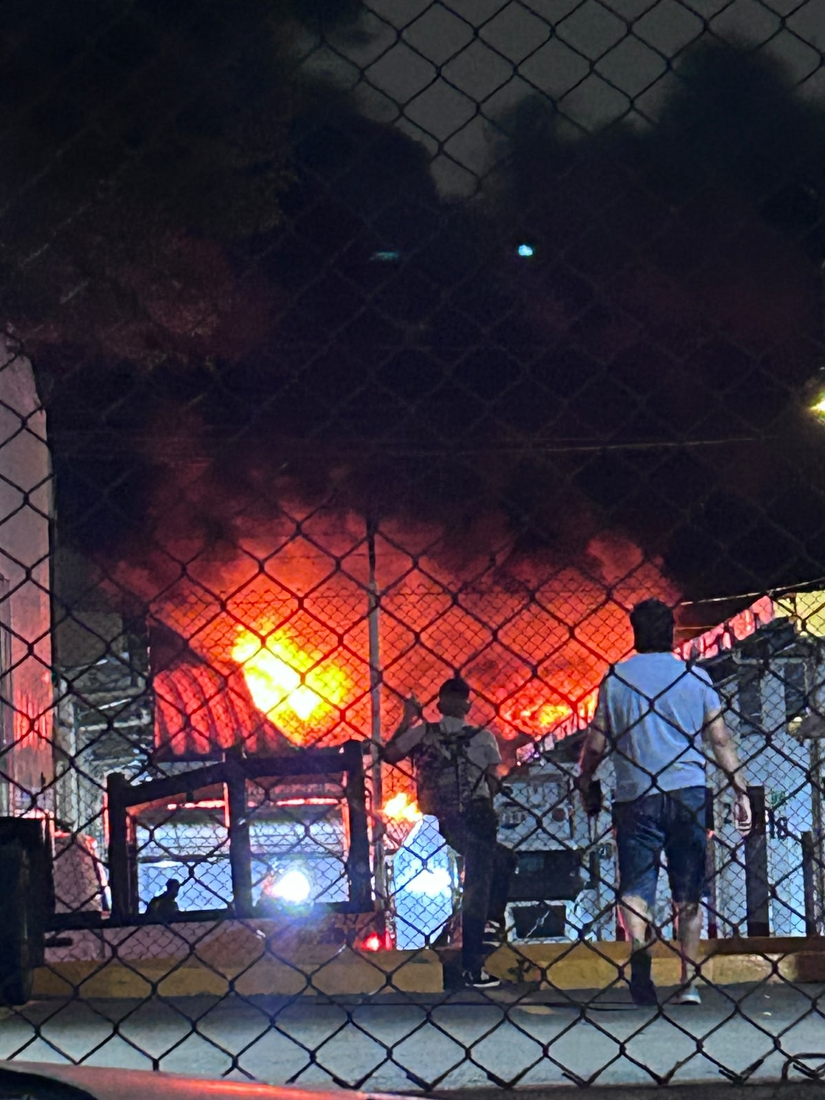Bomberos de la Ciudad de México acudieron al lugar. (Foto: especial)
