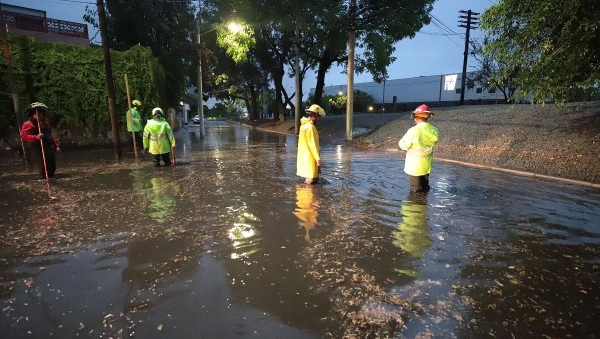 Bomberos de Guadalajara atendieron puntos con inundación tras lluvia (Cortesía)