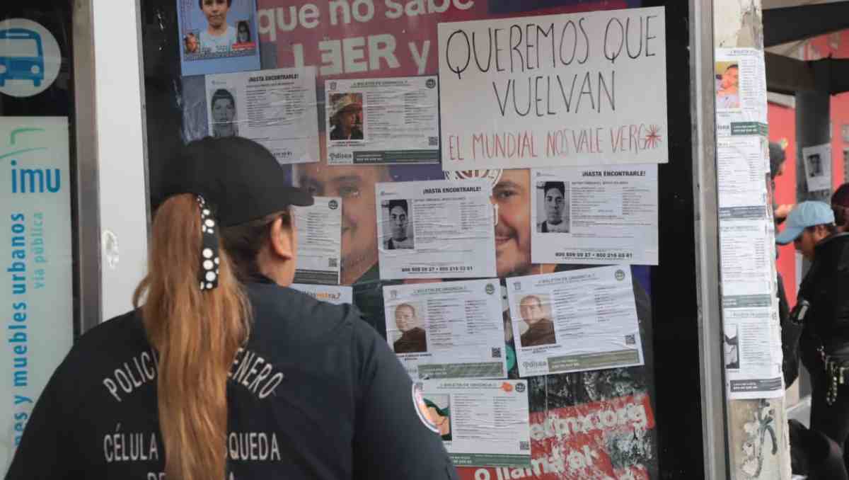 Colocaron las fichas de búsqueda de sus familiares en postes de las inmediaciones de la Bombonera. Foto: Iván Carmona