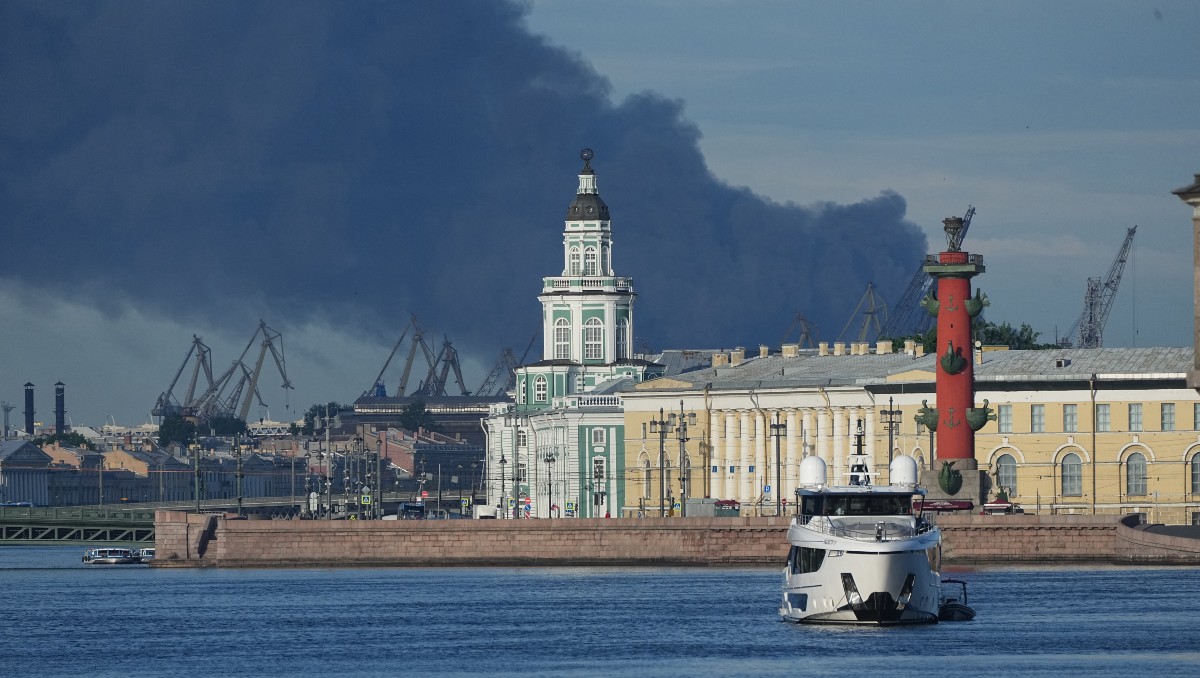 Columna de humo negro se ve sobre el puerto de San Petersburgo en Rusia. | AP