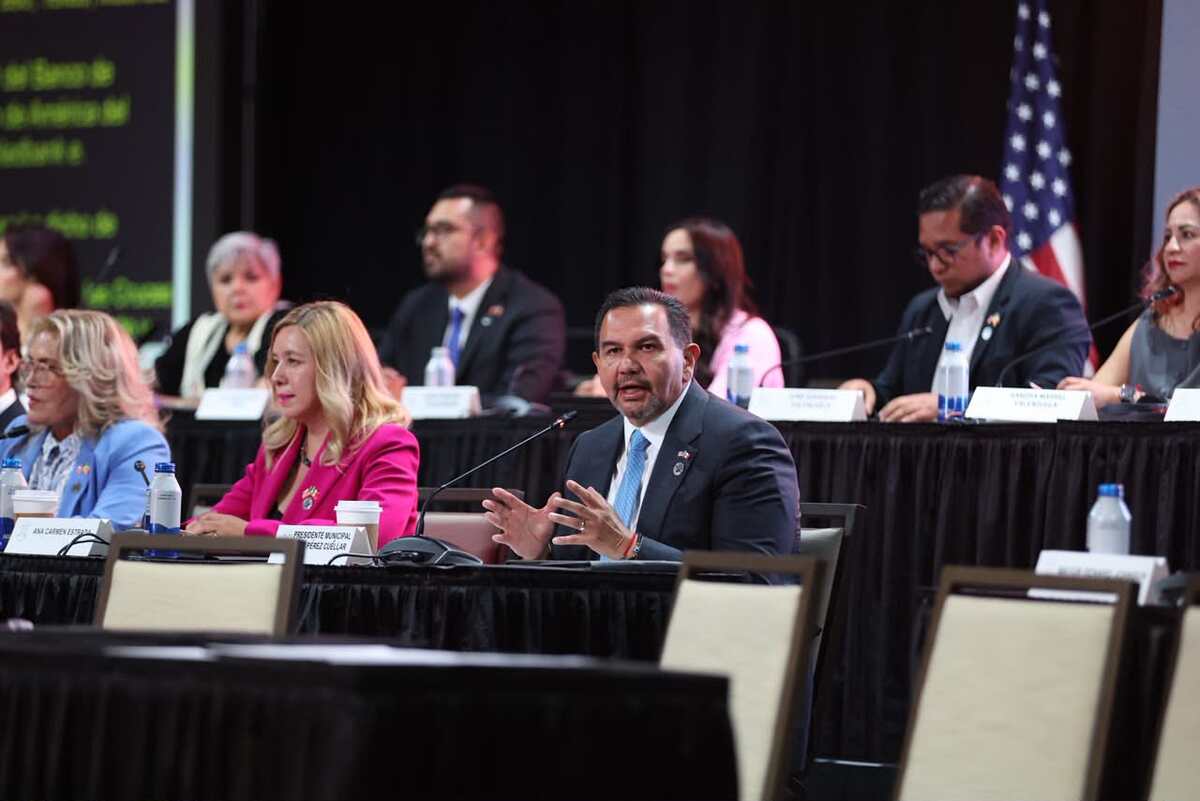 Cruz Pérez Cuéllar durante la firma de la actualización del Acuerdo de Ciudades Hermanas entre Juárez y El Paso.