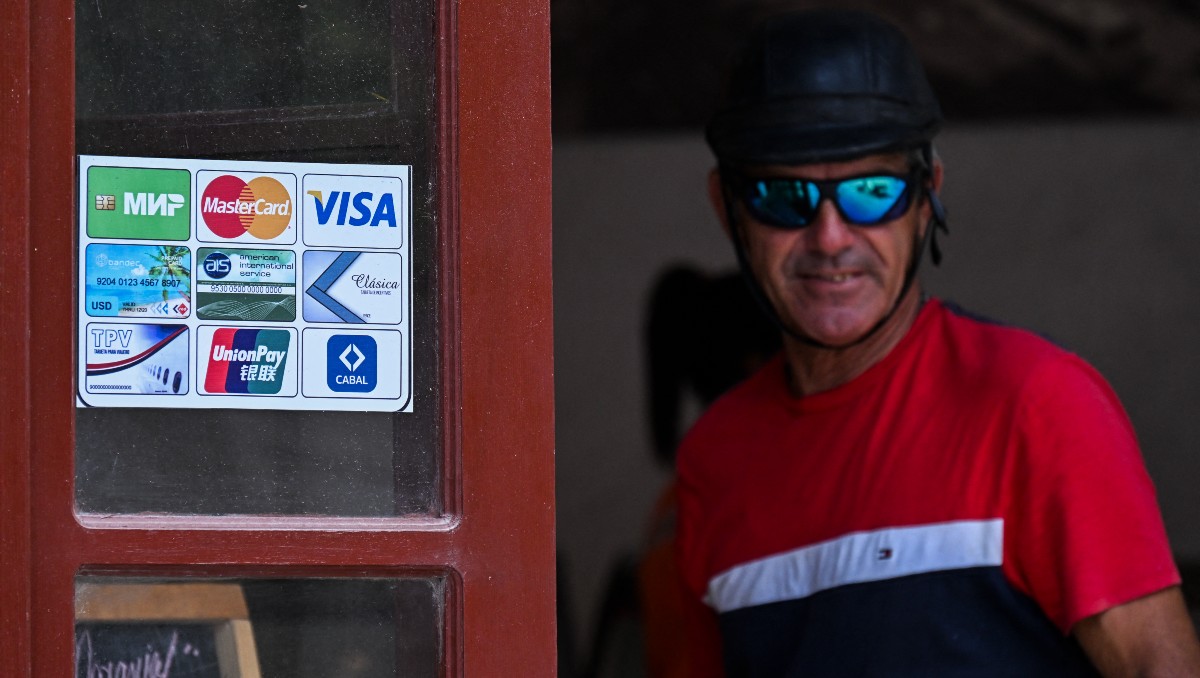 Aunque Cuba no percibe salario en dólares, turistas y empresarios extranjeros recurrían a Visa o Mastercard | Foto: AFP