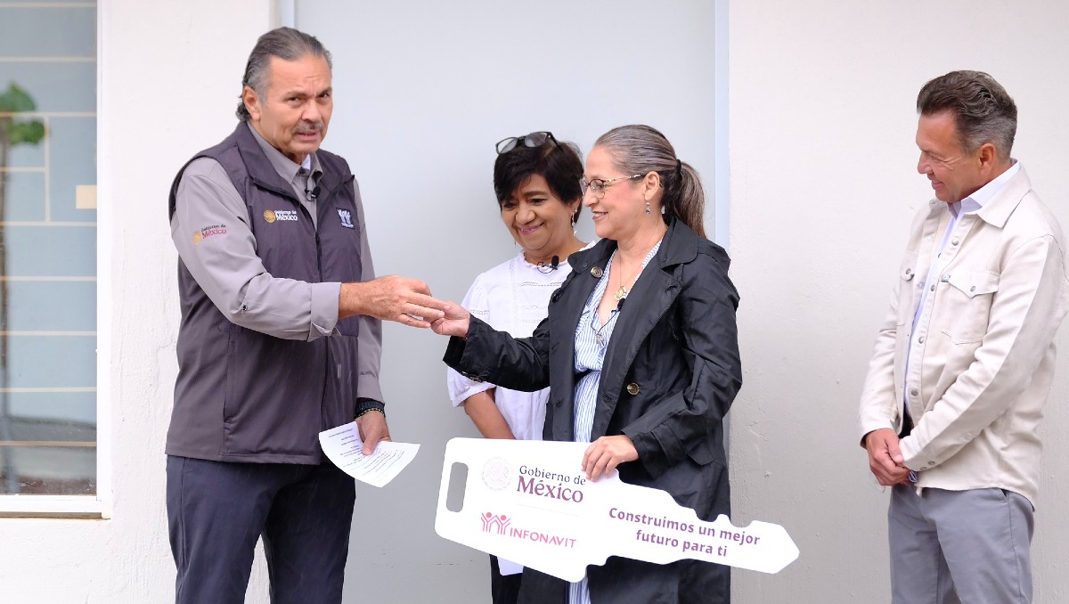 El director del Infonavit hizo entrega a beneficiarias de Vivienda para el Bienestar en El Salto (Cortesía)