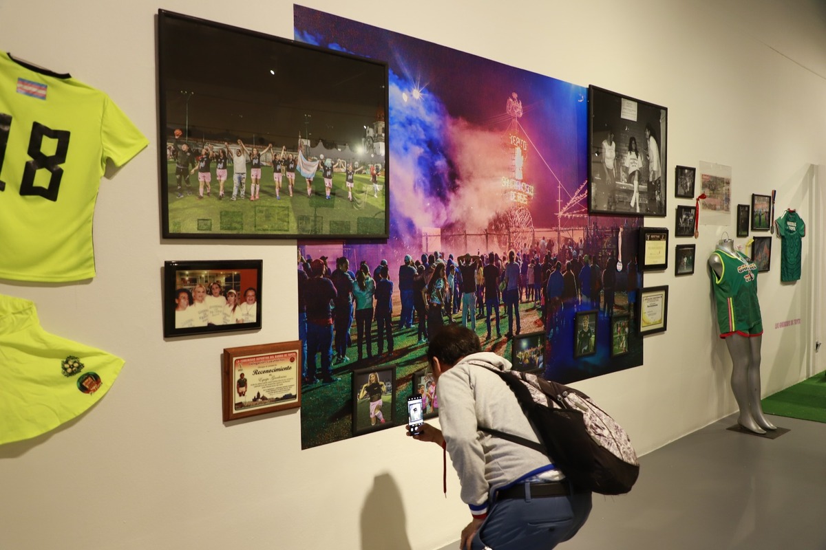 En la exhibición se cuenta que Pelé visitó el barrio.