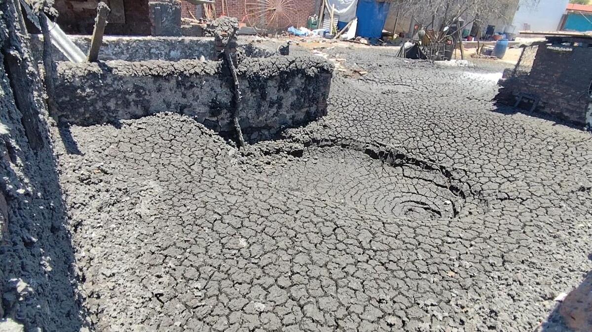 Se formó un pozo dentro de una vivienda en Ixtlán. | Foto: Especial
