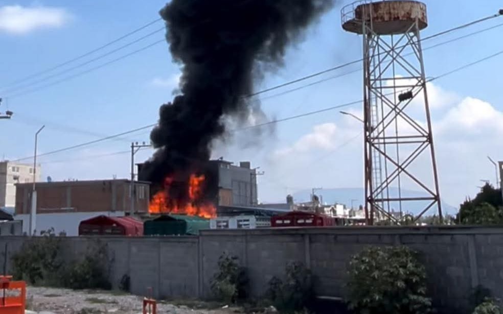 Incendio en Central de Abasto de Tezontepec de Aldama. (Cortesía)