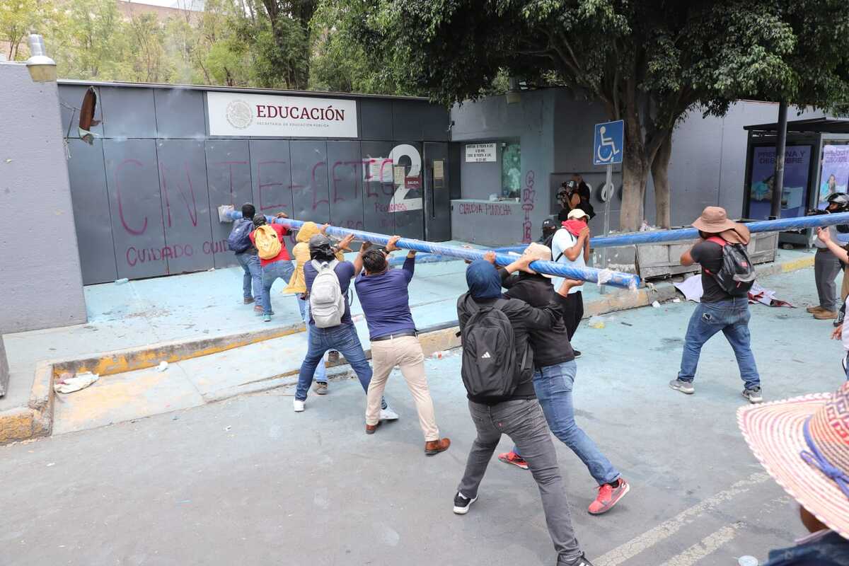 Irrupción de la CNTE en oficinas SEP de Avenida Universidad. | Foto: Javier Ríos