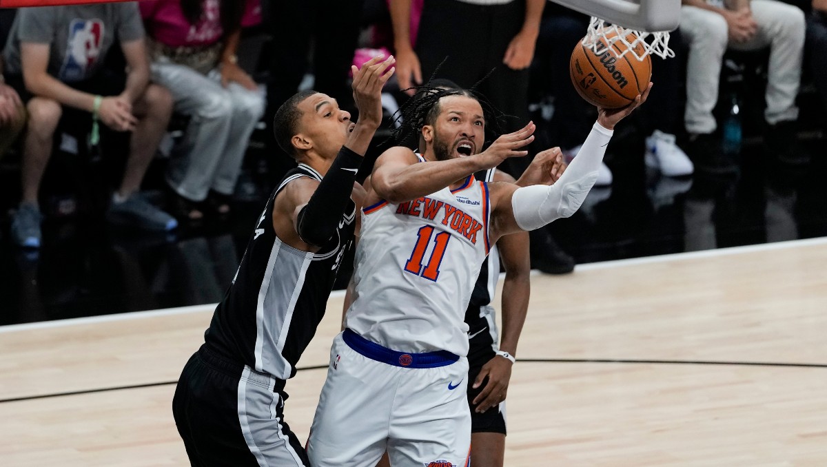 Jalen Brunson hizo 30 puntos en la victoria de Knicks sobre Spurs en el Juego 1 de la NBA Finals (AP)