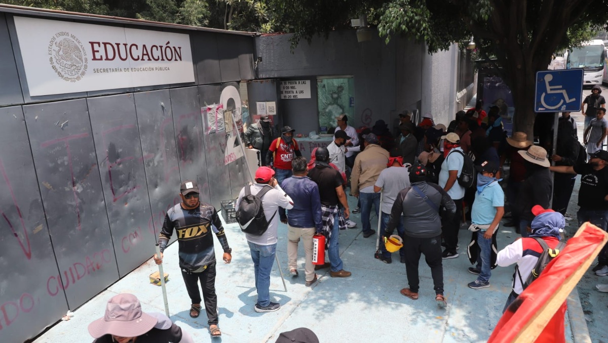 Los manifestantes causaron destrozos en el edificio de la SEP | Foto: Javier Ríos