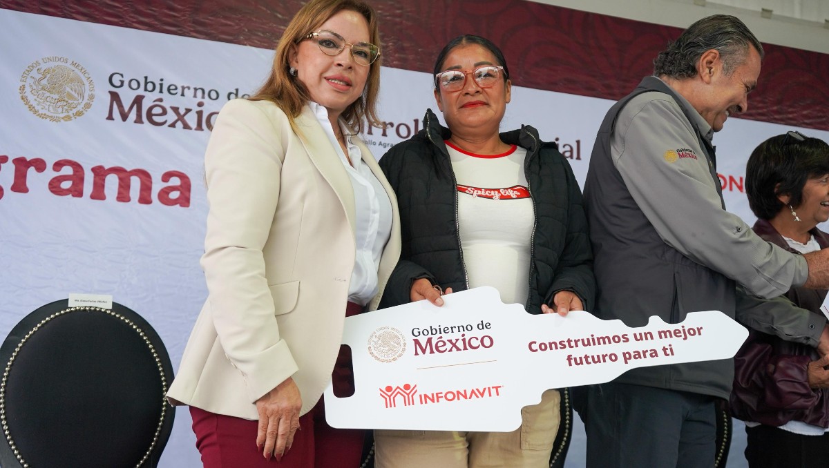 Nena Farías acude a la entrega de casas en Parque del Triunfo, municipio de El Salto (Cortesía)