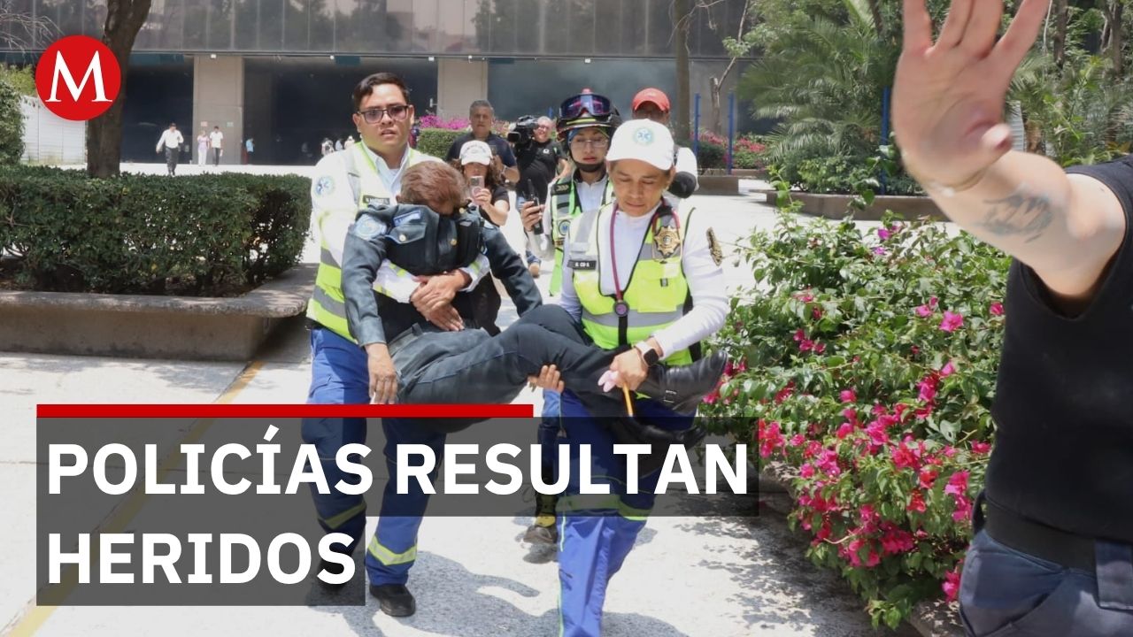 Oficial de policía se desmaya ante multitud en la Secretaría de Educación Pública