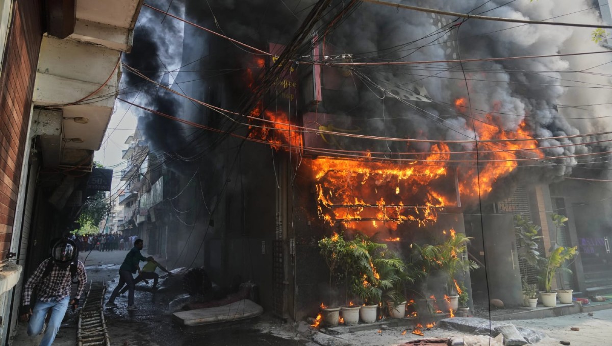 Personas se lanzaron desde los pisos más altos para librar el fuego | Foto: Al Jazeera