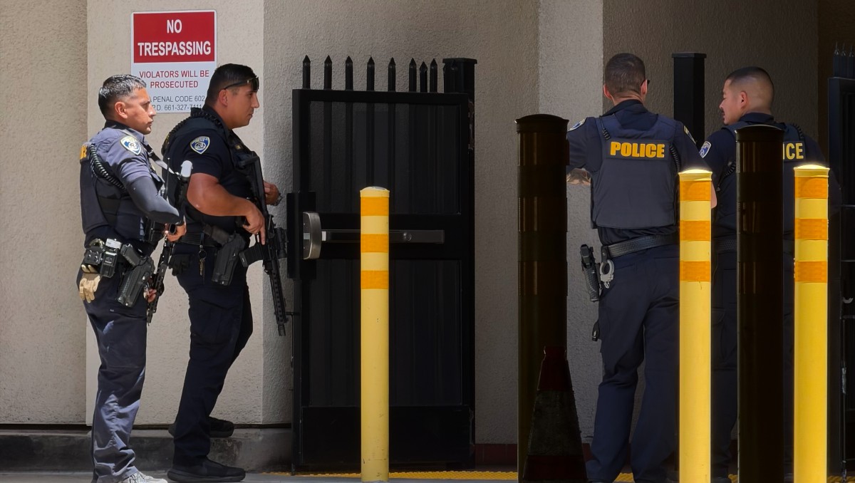 Policías acuden al sitio donde un hombre se atrincheró dentro de un banco. | AP