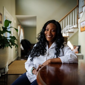 Sandy Smith, quien aceptó ser tacaña porque no tenía otra opción, en su casa de Farmingdale, Nueva York. | Foto: Benjamin Norman/The New York Times