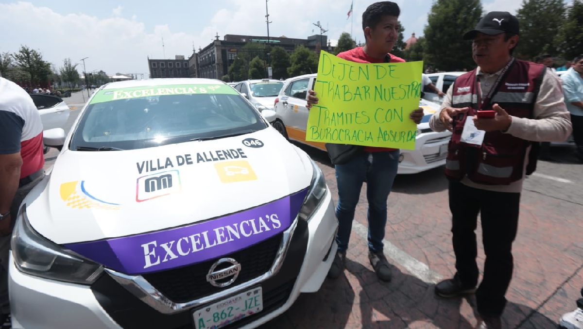 Transportistas denuncian que desde hace seis meses los trámites de regularización ha estado detenidos. | Foto: Tania Contreras