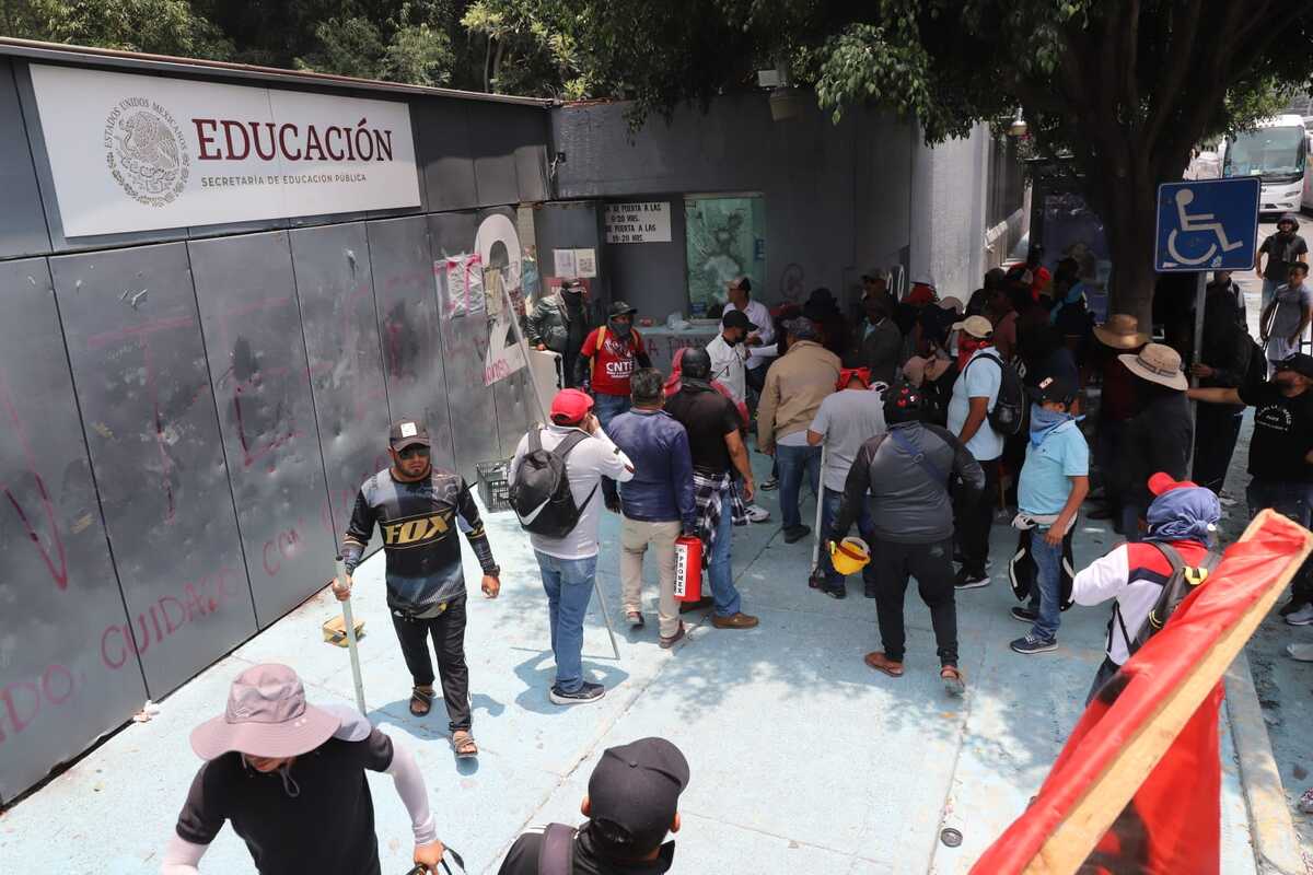 Vandalismo y tensión en Avenida Universidad: CNTE irrumpe en sede de la SEP | Javier Ríos