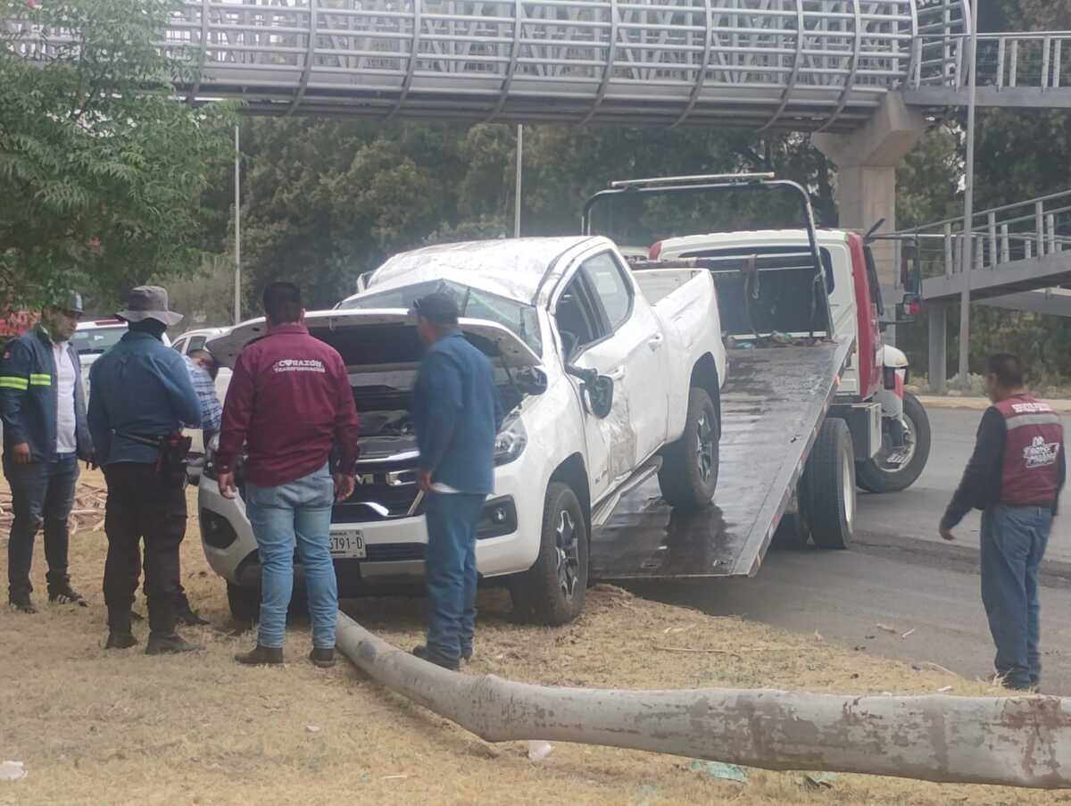 Vuelca camioneta en ejército tras derribar luminaria en Gómez Palacio.| Especial.