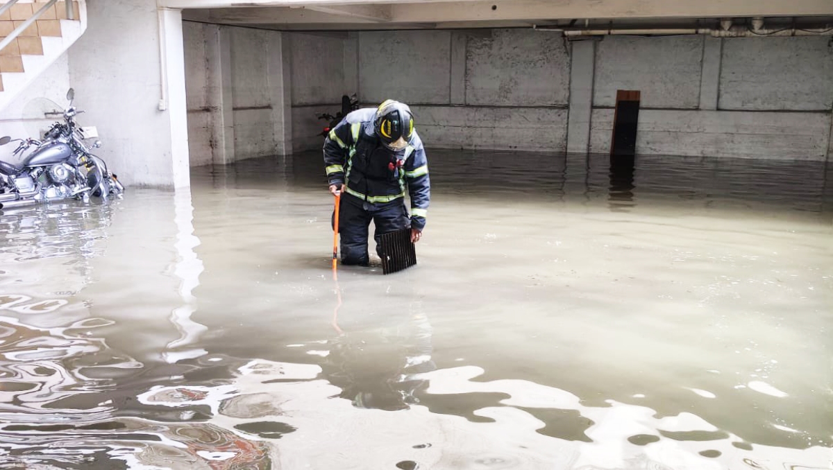 Agua pluvial acumulada en el estacionamiento subterráneo la colonia Azteca, en la Venustiano Carranza. | Foto: Bomberos CdMx vía X.