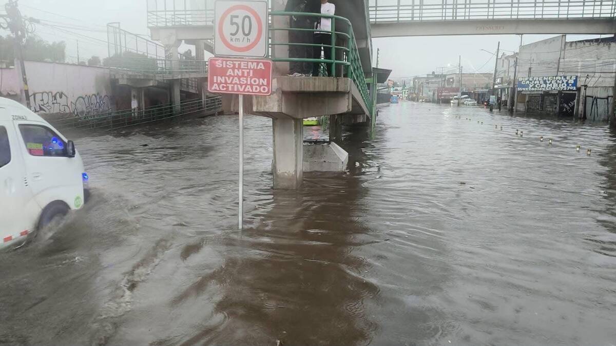 Algunas de las inundaciones se registran en los bajo Puentes del Valle de México.