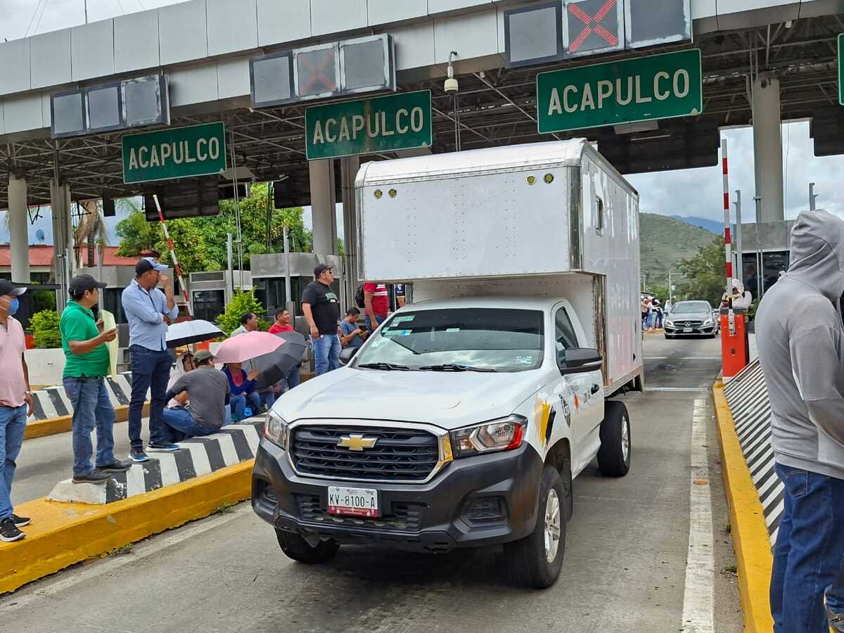 CETEG liberan caseta de Palo Blanco, en la Autopista del Sol en apoyo a ala CNTE. | Foto: Rogelio Agustín