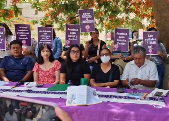 Colectivos feministas y familiares de víctimas acompañaron a la familia durante una conferencia de prensa. | Especial