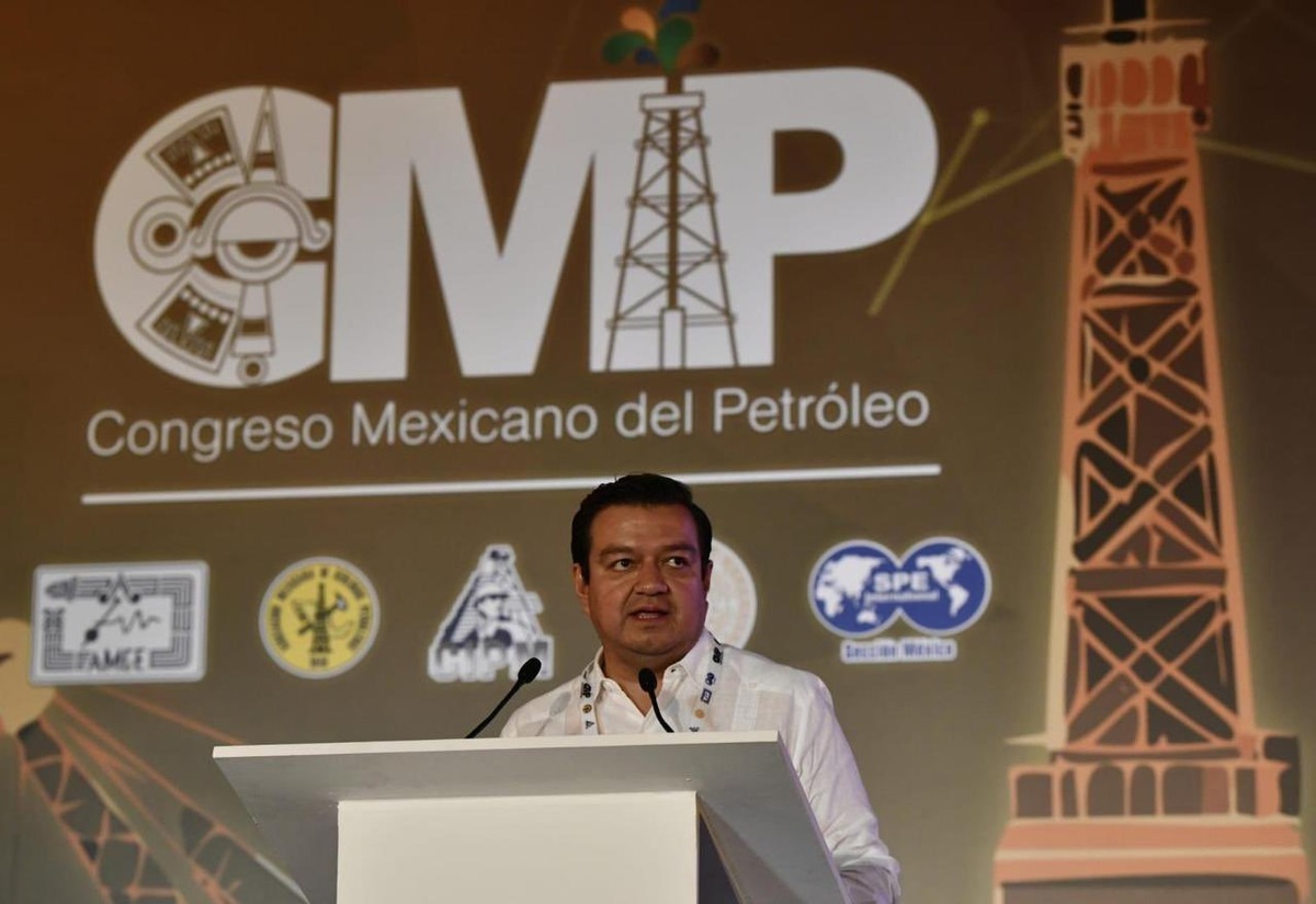 El director general de Pemex, Juan Carlos Carpio Fragoso, traza la ruta de la petrolera en Veracruz.