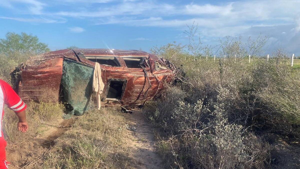 Elementos de la Guardia Estatal y cuerpos de emergencia atendieron una volcadura