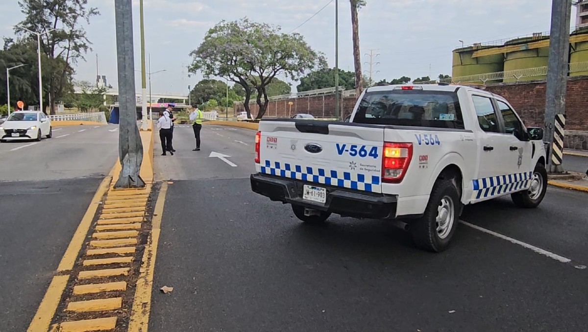 A la entrada del nodo Los Cubos murió un hombre que iba en motocicleta en Zapopan (Jun Carlos Munguia)