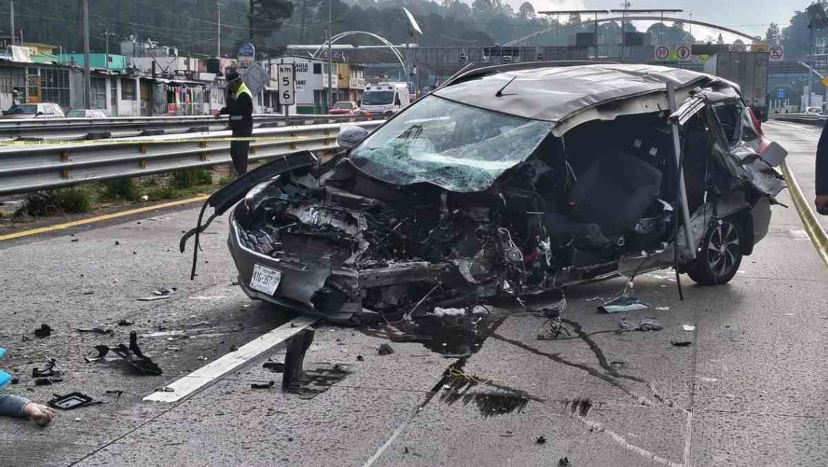 Un hombre perdió la vida al chocar su camioneta contra el muro de contención en la autopista México-Puebla. Foto: Especial