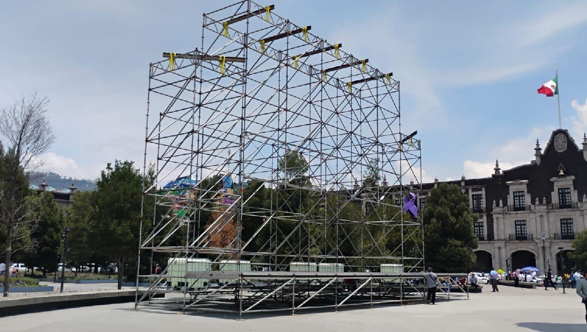 Instalan pantalla gigante en el centro de Toluca rumbo al Mundial 2026. | Foto: Alondra Ávila