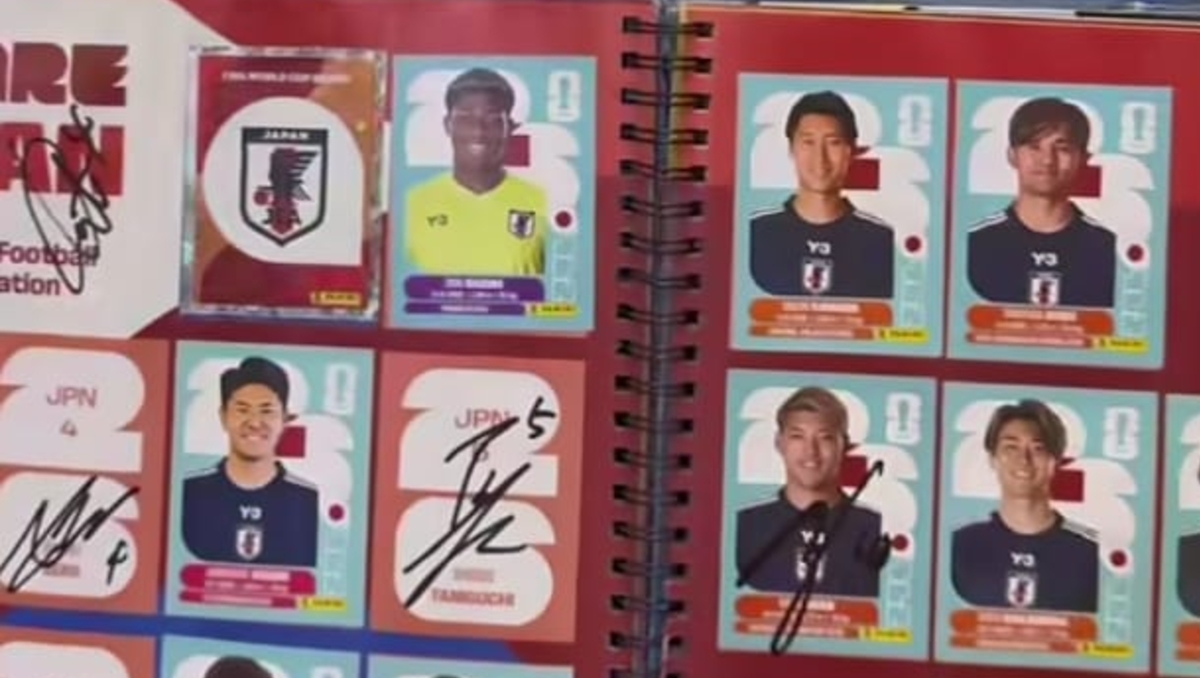 Jugadores de Japón firman el álbum del Mundial a un joven aficionado (Captura de Pantalla)