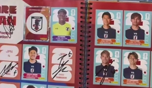 Selección de Japón continúa su preparación para la Copa del Mundo en Nuevo León, México, y algunos jugadores firmaron el álbum del Mundial a un joven regio.