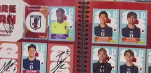 Selección de Japón continúa su preparación para la Copa del Mundo en Nuevo León, México, y algunos jugadores firmaron el álbum del Mundial a un joven regio.