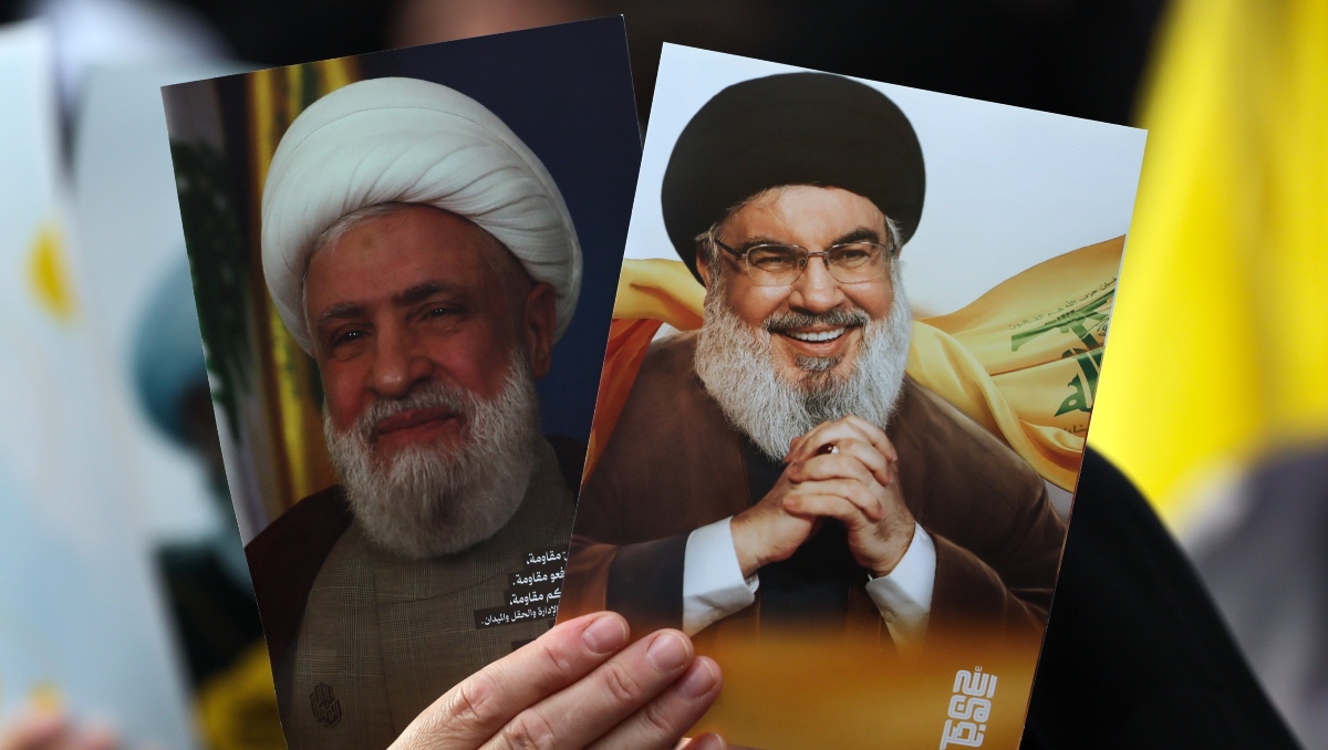 El líder de Hezbolá, jeque Naim Qassem (izquierda), y el fallecido líder, Hassan Nasrallah. | EFE
