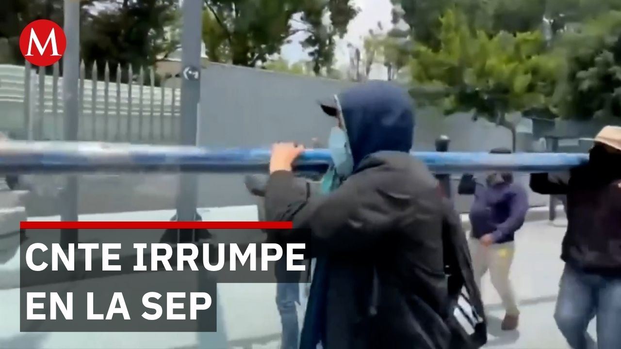Maestros contra policías en la SEP: mujer agente pierde el conocimiento por gases químicos