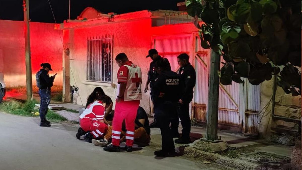 Paramédicos tuvieron que trasladar al joven a un hospital para su atención. | Especial