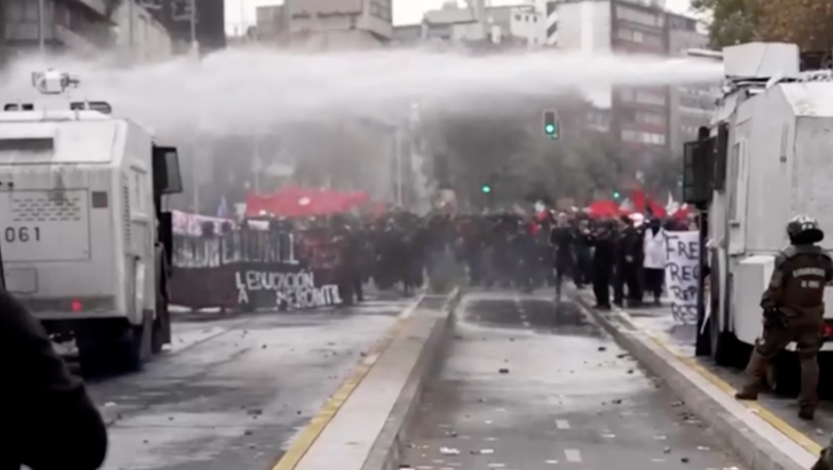 Policías y manifestantes se enfrentan en Santiago, Chile. | Reuters