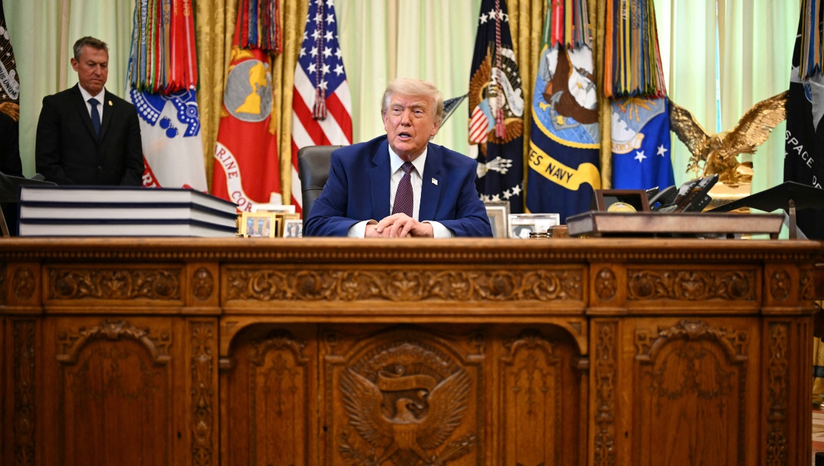El presidente Donald Trump habla con la prensa en el Despacho Oval de la Casa Blanca. | AFP