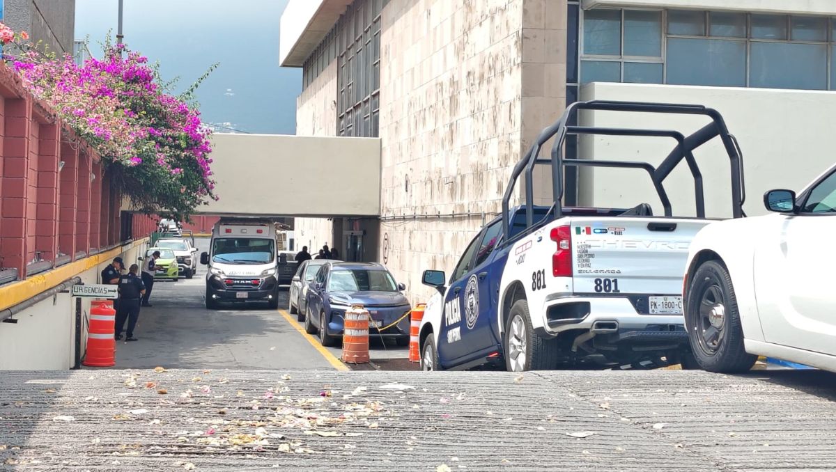 El vehículo permaneció estacionado en el acceso al área de Urgencias | Agustín Martínez